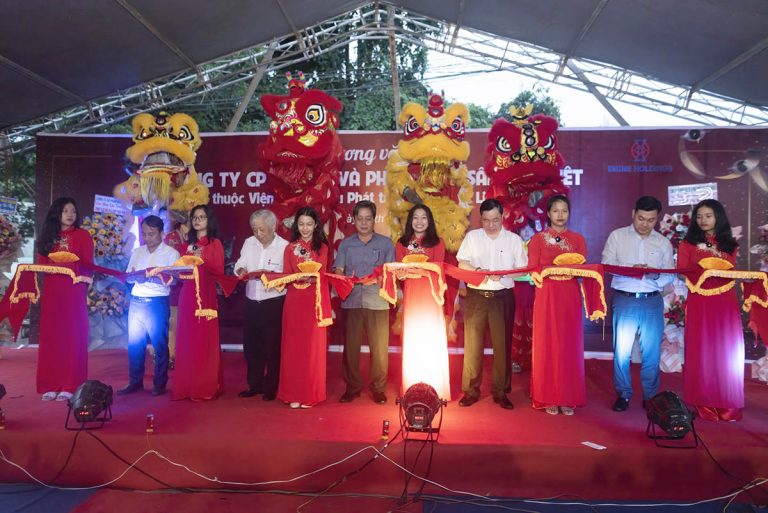 Đại diện Công ty CP Đầu tư và Phát triển Sâm Đại Việt và Viện Nghiên cứu phát triển Sâm Ngọc Linh Việt Nam cắt băng khai chương