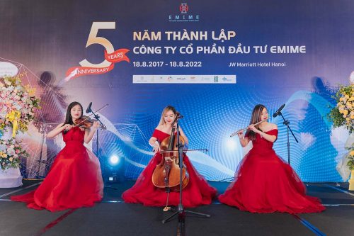 Giao lưu văn nghệ tại bữa tiệc long trọng 