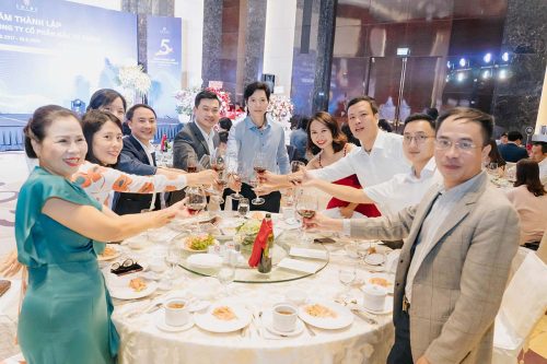 Đội ngũ CBNV và khách mời dự tiệc 