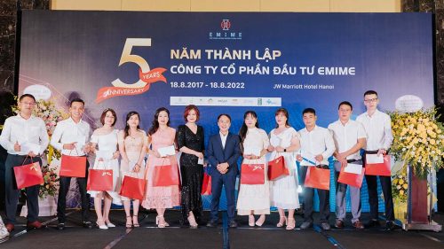 Tặng quà cho CBNV tích cực 