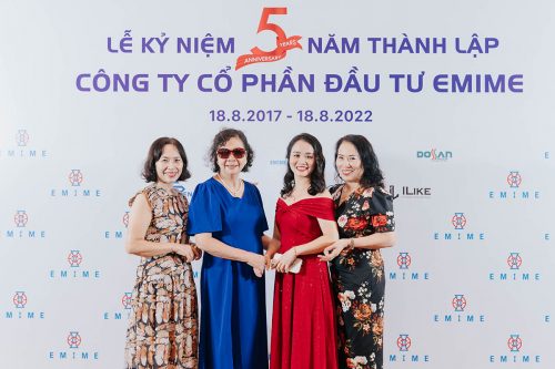 Ban lãnh đạo chụp ảnh cùng các khách mời