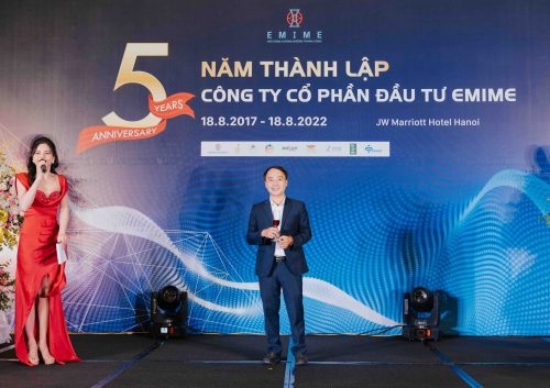 Chủ tịch Nguyễn Văn Linh chúc rượu và khai tiệc kỷ niệm 5 năm thành lập công ty 