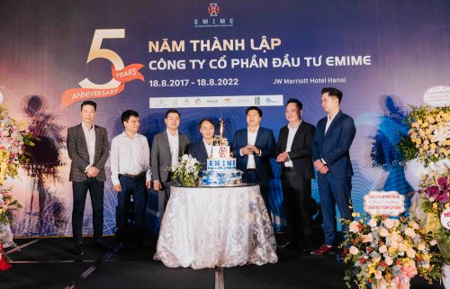 Tập thể Ban lãnh đạo tiến hành nghi thức sinh nhật 