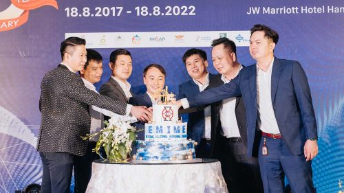 Tập thể Ban lãnh đạo tiến hành nghi thức sinh nhật 