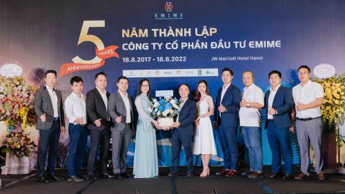 Chụp ảnh lưu niệm cùng các khách mời